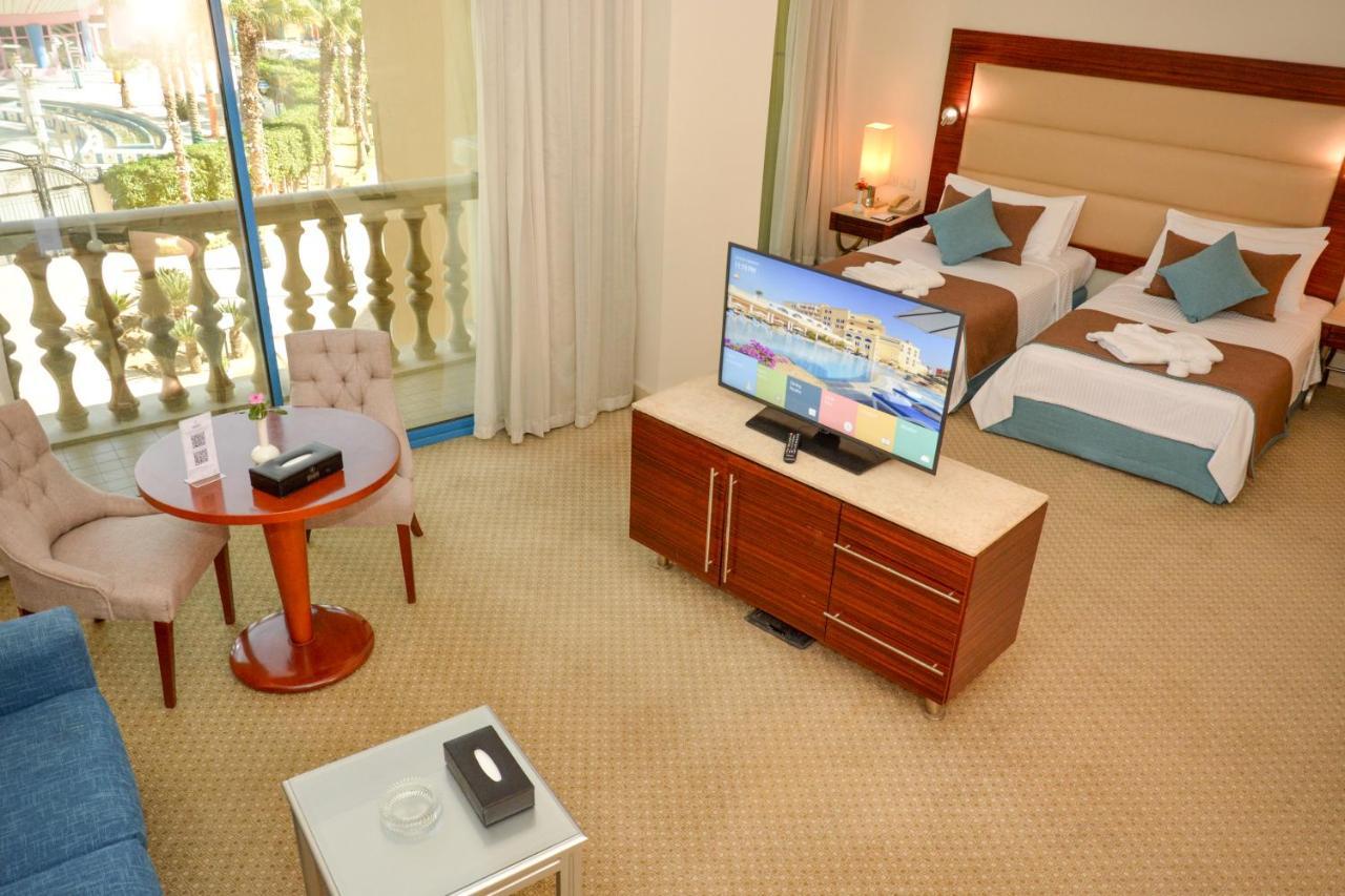 헬난 드림랜드 호텔 앤 컨퍼런스 센터 6th of October City 외부 사진 A hotel room with a television