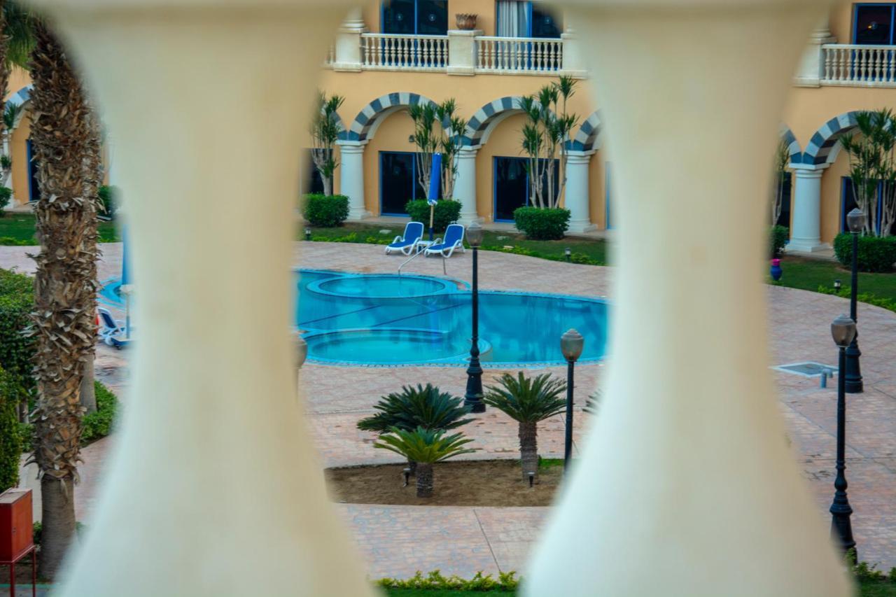 헬난 드림랜드 호텔 앤 컨퍼런스 센터 6th of October City 외부 사진 The swimming pool at the hotel