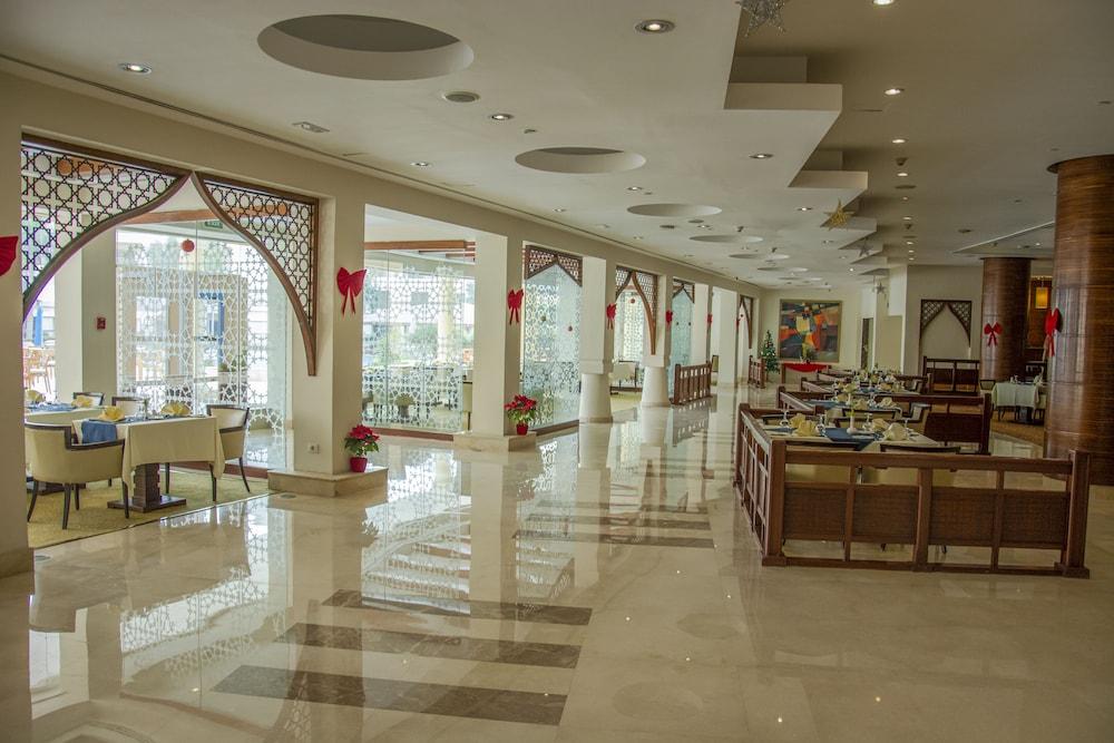 헬난 드림랜드 호텔 앤 컨퍼런스 센터 6th of October City 외부 사진 The interior of the hotel