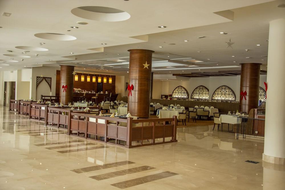 헬난 드림랜드 호텔 앤 컨퍼런스 센터 6th of October City 외부 사진 The buffet at the hotel
