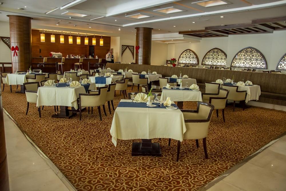 헬난 드림랜드 호텔 앤 컨퍼런스 센터 6th of October City 외부 사진 The restaurant at the hotel