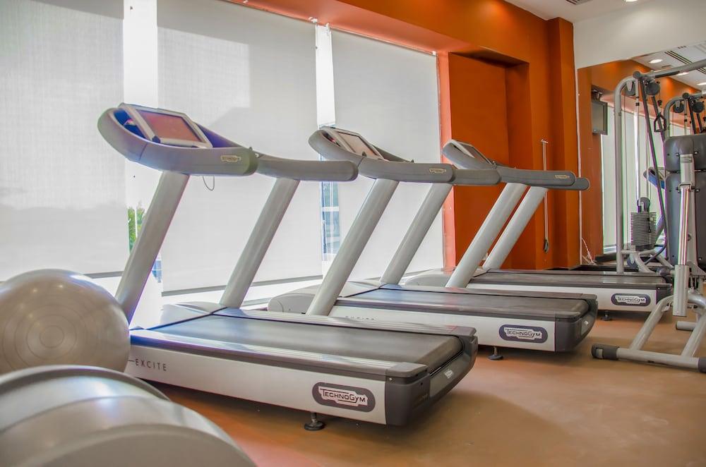 헬난 드림랜드 호텔 앤 컨퍼런스 센터 6th of October City 외부 사진 Treadmills in a gym