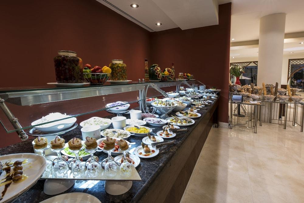 헬난 드림랜드 호텔 앤 컨퍼런스 센터 6th of October City 외부 사진 A buffet at a hotel