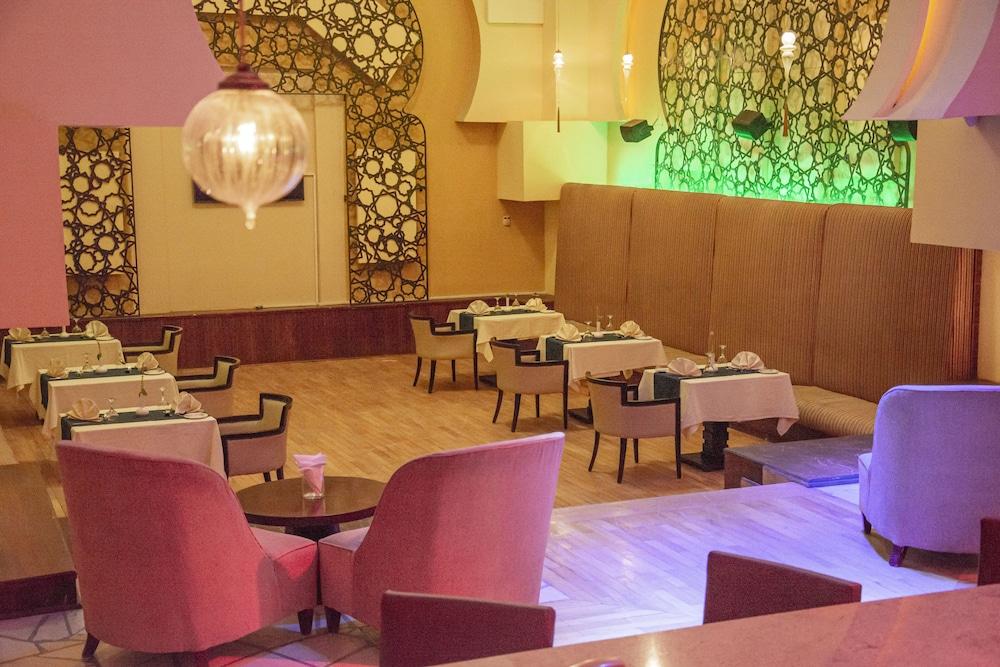 헬난 드림랜드 호텔 앤 컨퍼런스 센터 6th of October City 외부 사진 The interior of the restaurant