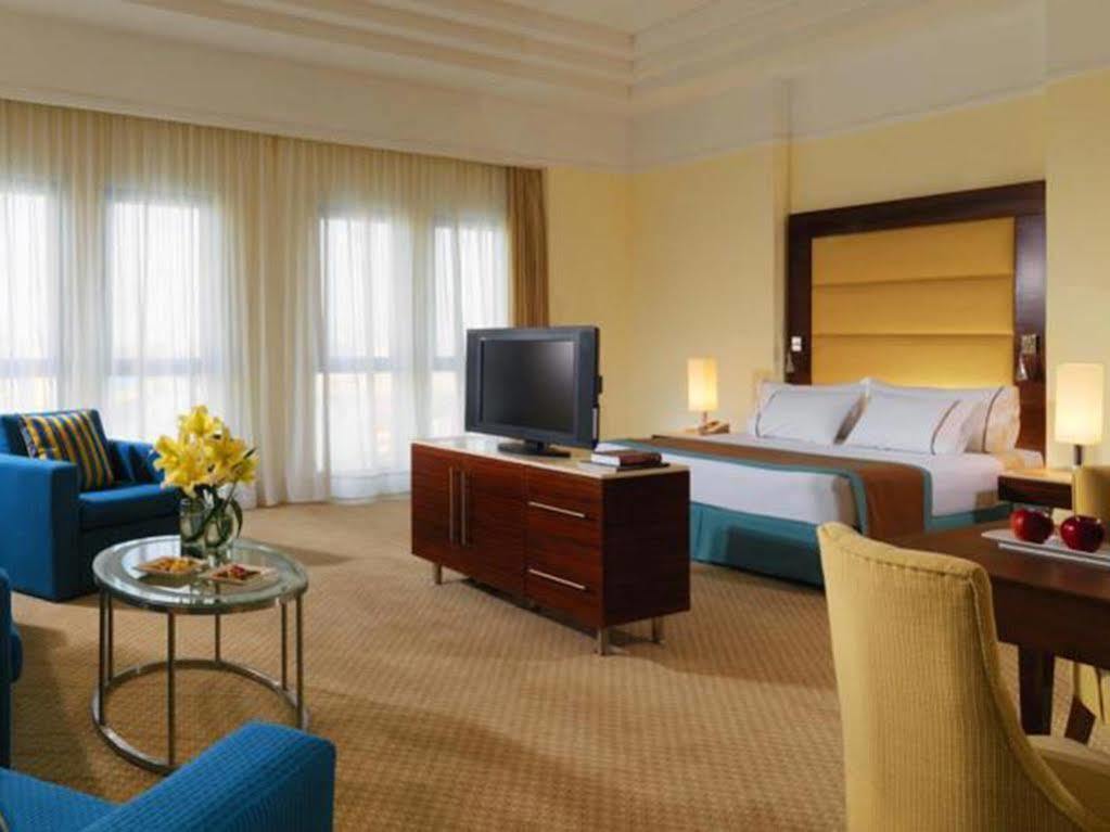 헬난 드림랜드 호텔 앤 컨퍼런스 센터 6th of October City 외부 사진 A room at the Sheraton Jumeirah Hotel