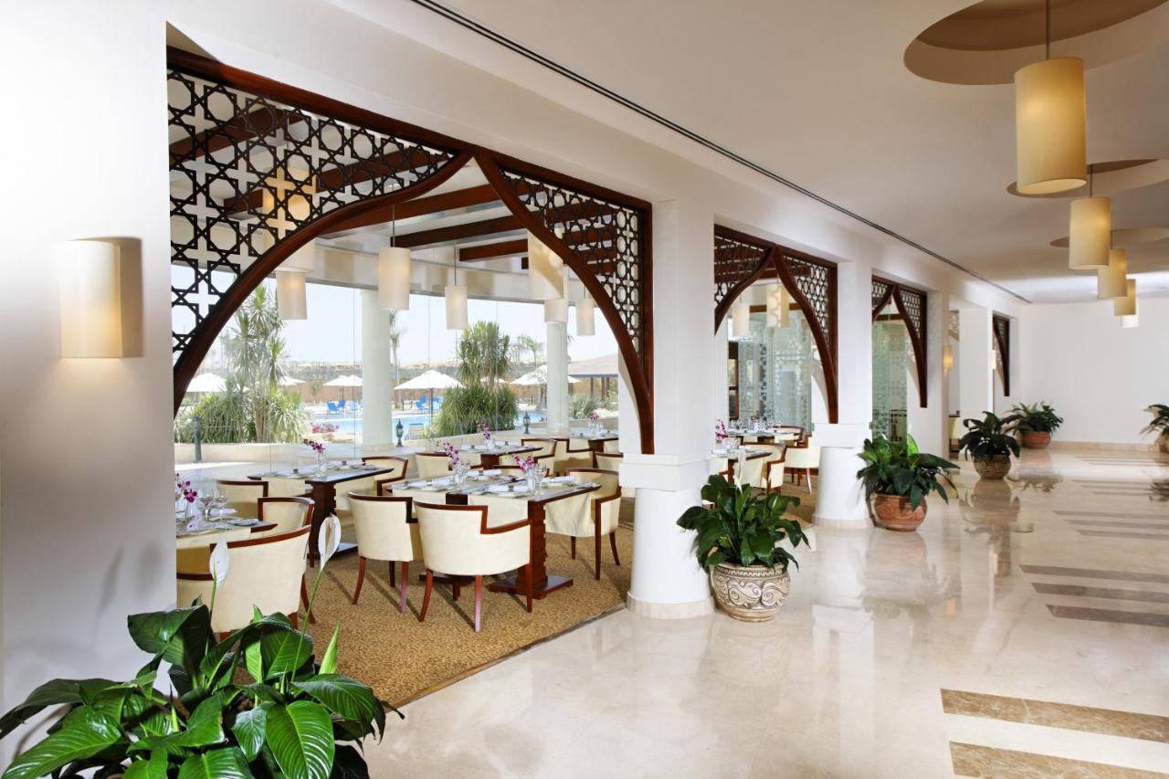 헬난 드림랜드 호텔 앤 컨퍼런스 센터 6th of October City 레스토랑 사진 The interior of the hotel