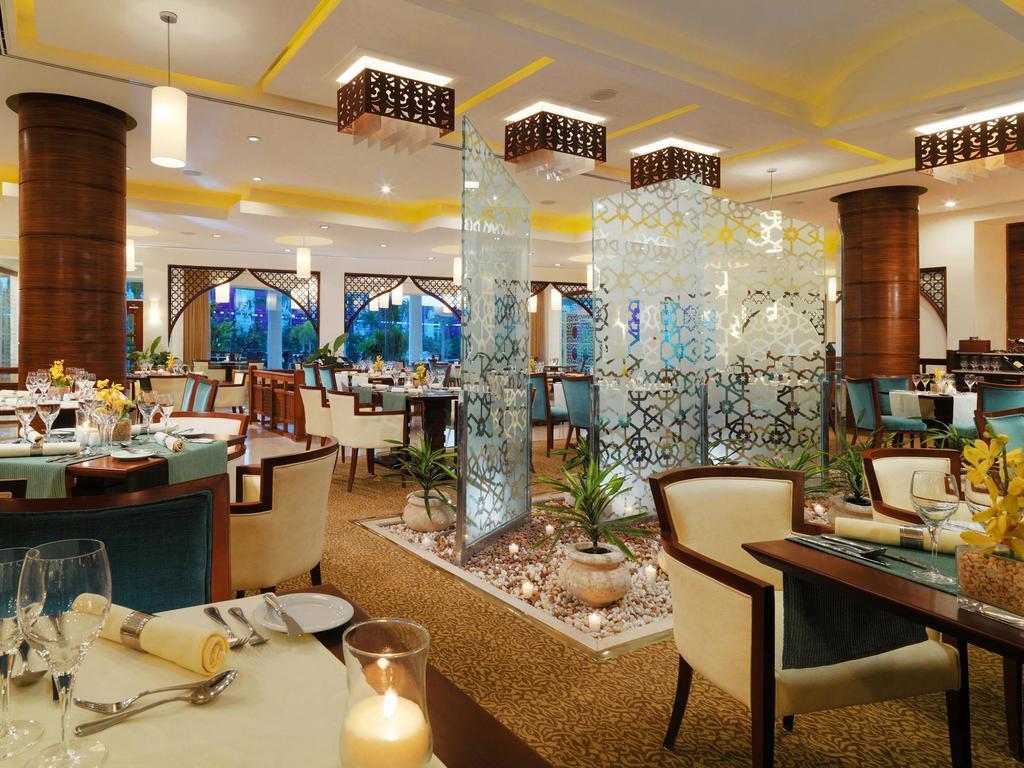 헬난 드림랜드 호텔 앤 컨퍼런스 센터 6th of October City 외부 사진 The restaurant at the hotel